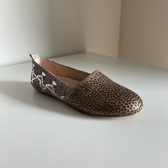 NWOT House of Harlow 1960 Stud Kye Flat - Picture 6 of 13